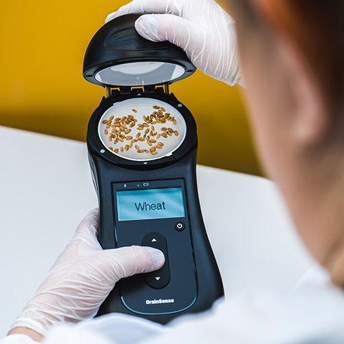 Grainsense analyzer in use 4C01147