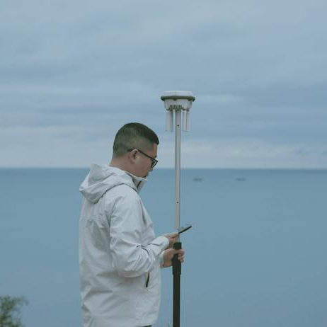 RTK3 trefodsstativ til landmåling med GNSS- og GPS-udstyr.